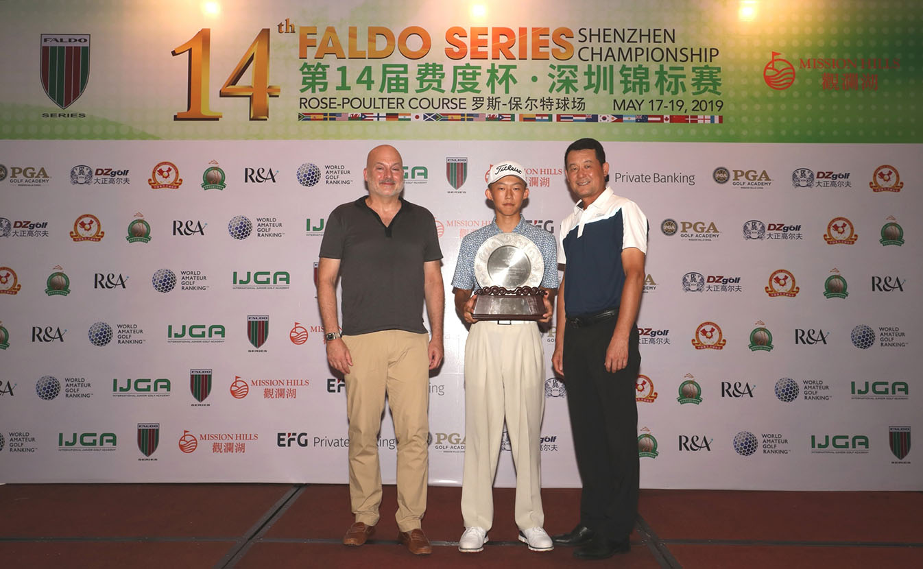 Photo Caption 2-Tong Yang is congratulated on his success by Richard Straus and Han Zhishan
